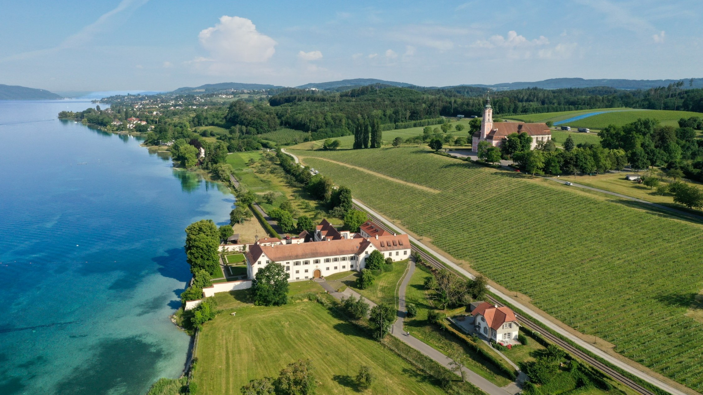 Blick über das Schloss bis hin zur Birnau