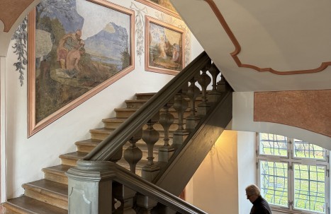 Treppenaufgang mit schöner Wandmalerei